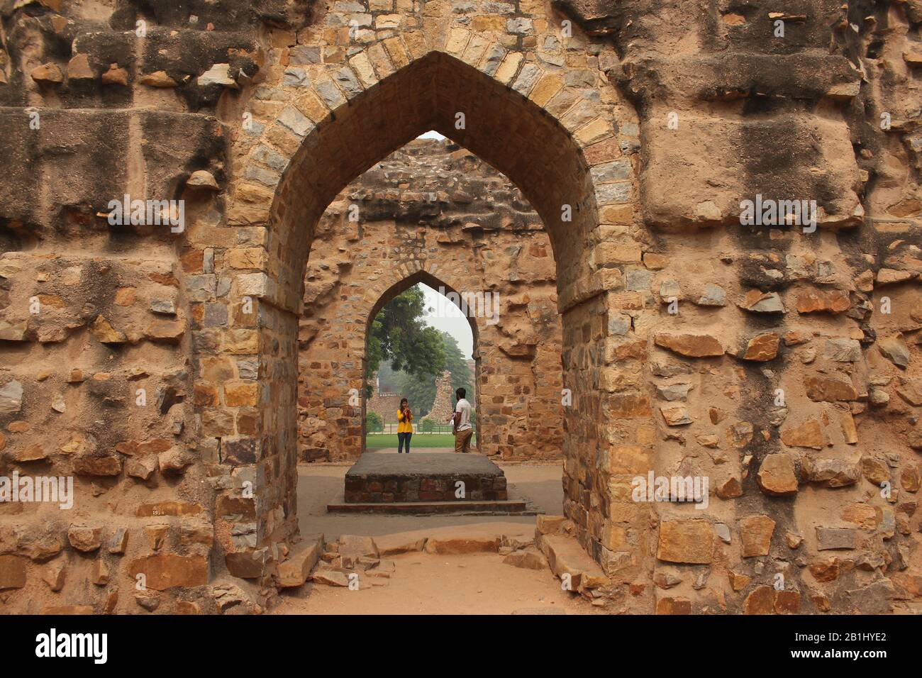 30 Ottobre 2019, Delhi, India. Turisti che prendono phot alla tomba di Alauddin Khilji, Qutub Minar, Delhi, India Foto Stock