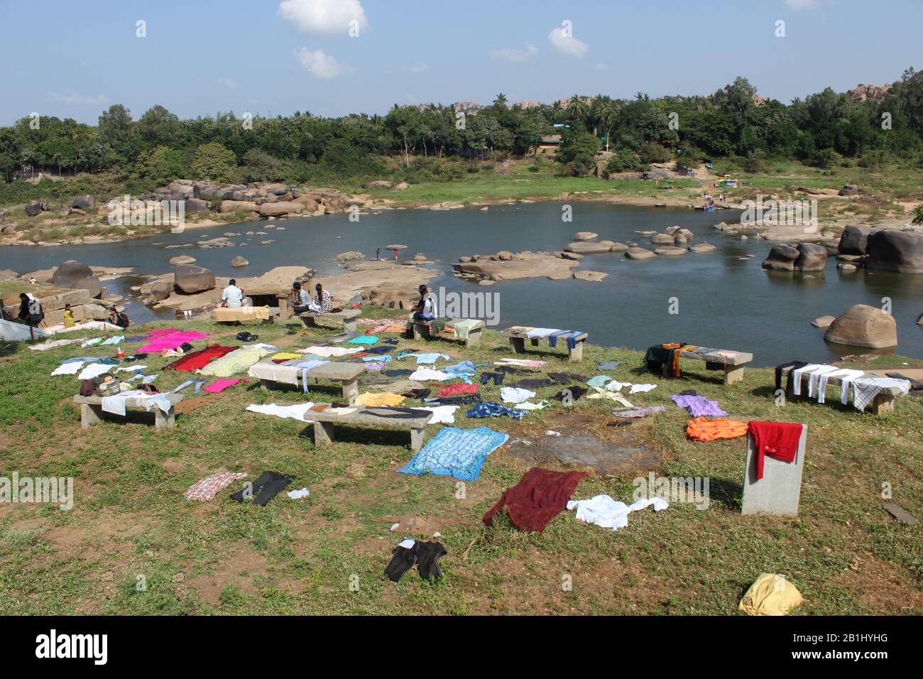 10 Dicembre 2019, Hampi, Karnataka, India. Persone che asciugano vestiti in riva al fiume Foto Stock