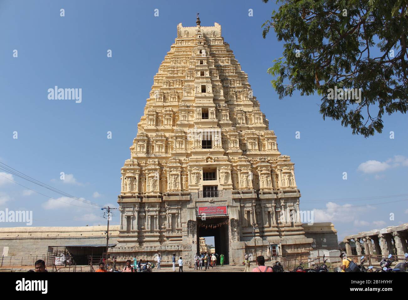 10 Dicembre 2019, Hampi, Karnataka, India. Porta d'ingresso o Gopuram del Tempio di Vrupaksha Foto Stock