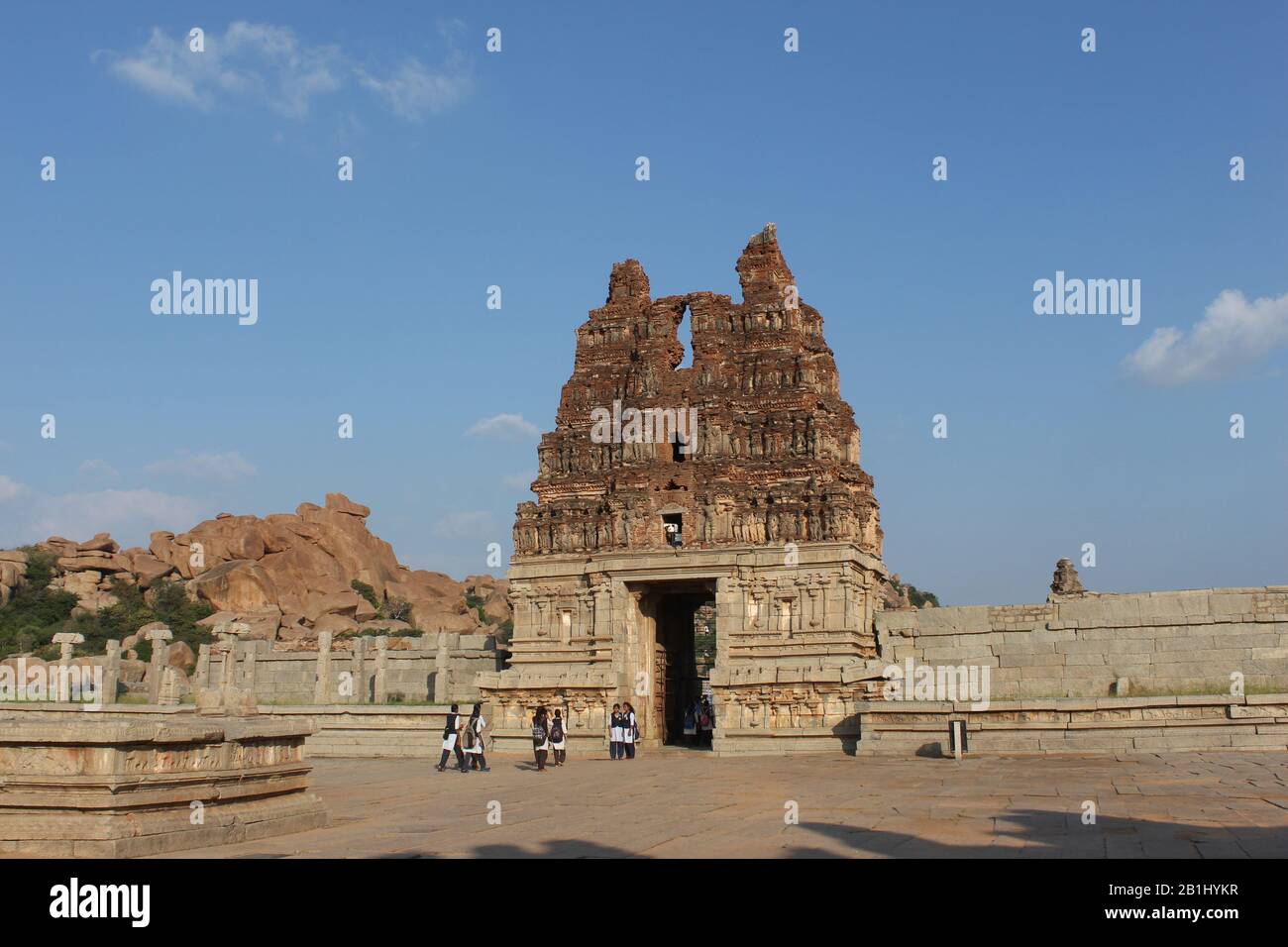 10 Dicembre 2019, Hampi, Karnataka, India. Vista interna del cancello di entrata o del Tempio di Gopuram di Vittala Foto Stock