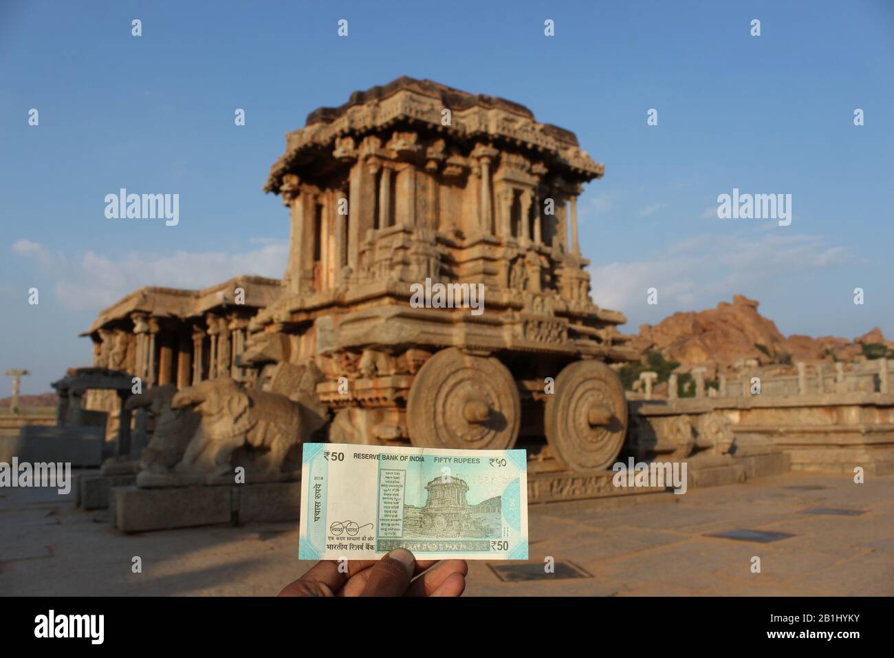 Ritorno in carro di pietra con cinquanta rupie note, Tempio di Vittala, Hampi, Karnataka, India. Foto Stock