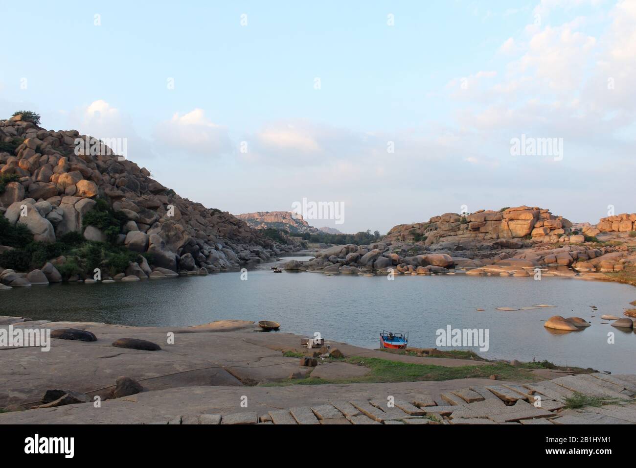 Vista sul fiume Tungabhadra e sulle colline di pietra, Hampi, Karnataka, India. Foto Stock