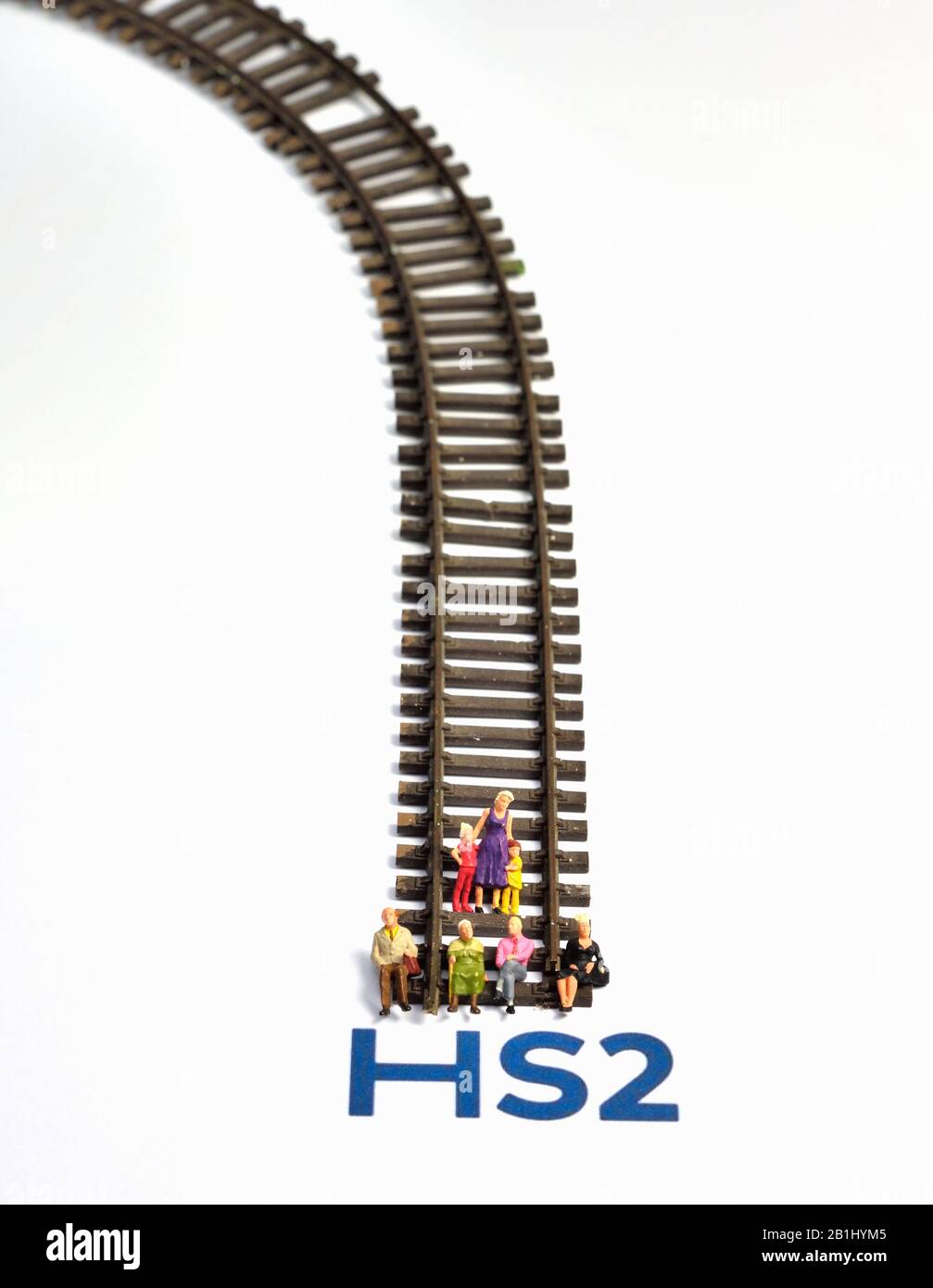 HS2, concetto di protesta, statuette in miniatura, treno pista, sfondo bianco Foto Stock