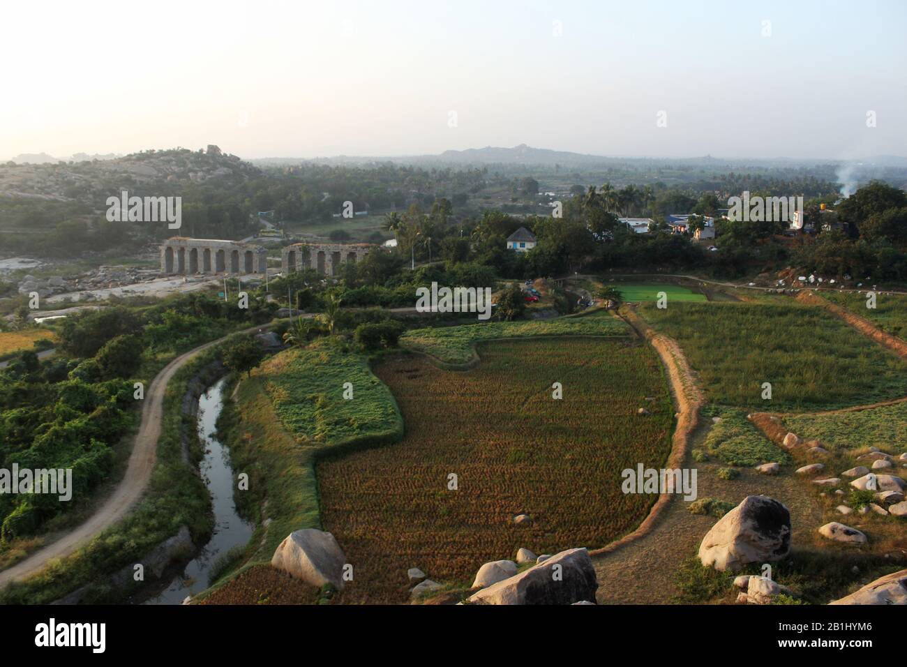 Vista mattutina sull'isola hippie e sull'acquedotto di Bukka, Hampi, Karnataka, India. Foto Stock