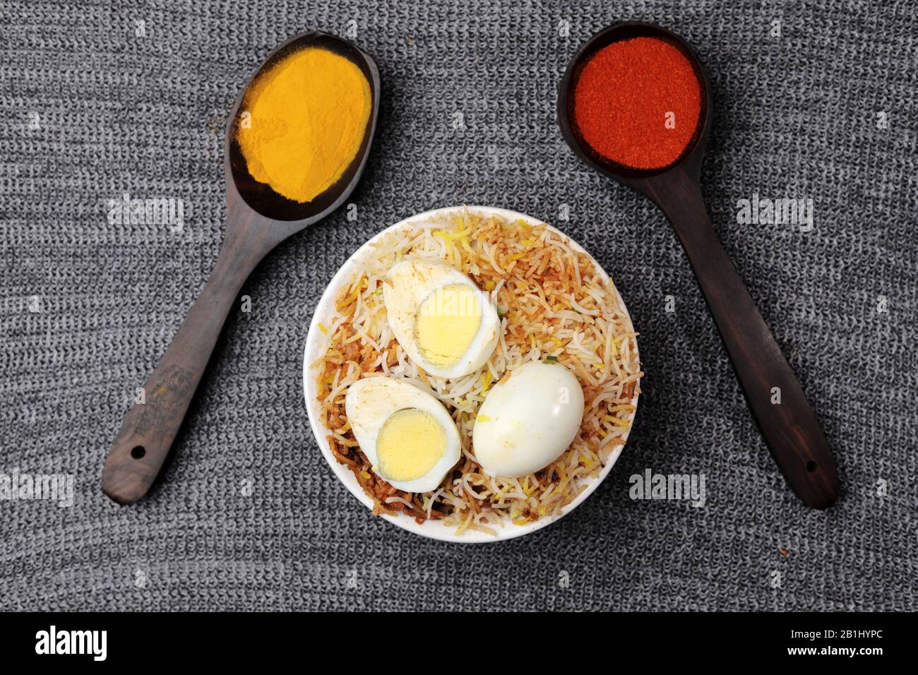 Vista dall'alto dell'uovo biryani un piatto di riso aromatico con riso basmati Foto Stock