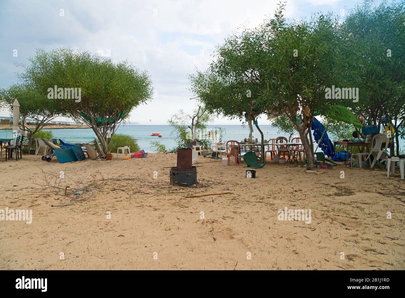 Il posto dei rifugiati sulla spiaggia di mare. Foto Stock