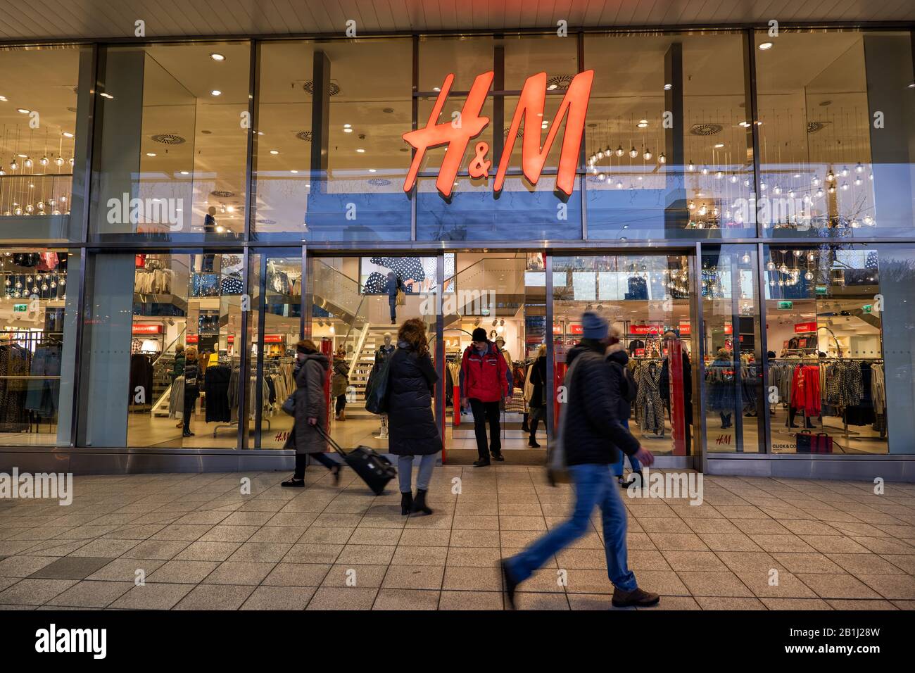 Negozio H&M nella città di Varsavia, in Polonia, negozio di abbigliamento  nel centro della città di notte Foto stock - Alamy