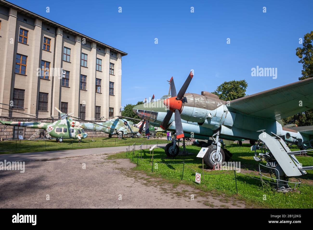 Tupolev Tu-2 aereo bombardiere sovietico della seconda guerra mondiale ed elicotteri nel Museo dell'Esercito Polacco (Muzeum Wojska Polskiego) a Varsavia, Polonia Foto Stock