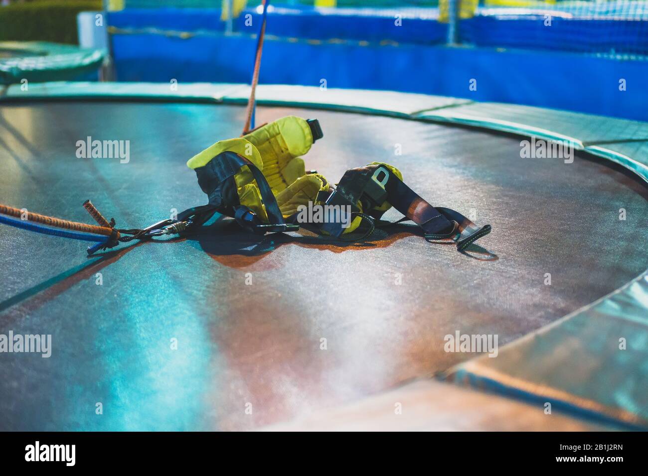 Attrezzature per trampolino bungee nel parco divertimenti di notte. Foto Stock