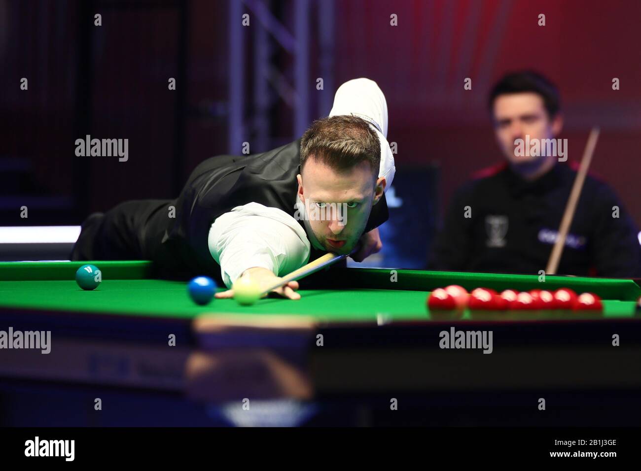 Judd Trump of England ha girato Michael Holt of England al primo round del 2020 Players Championship a Southport, Regno Unito, 25 febbraio 2020. Judd Trump d'Inghilterra sconfisse Michael Holt d'Inghilterra con 6-3. Foto Stock