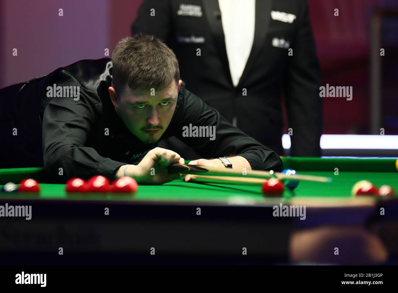 Kyren Wilson of England gioca un colpo a Yan Bingtao of China al primo round del 2020 Players Championship a Southport, Regno Unito, 25 febbraio 2020. Yan Bingtao della Cina sconfisse Kyren Wilson dell'Inghilterra con 6-2. Foto Stock
