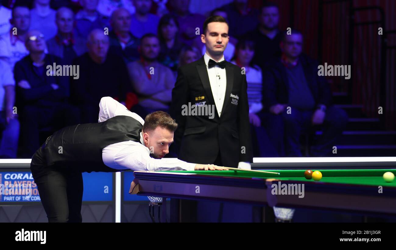 Judd Trump of England ha girato Michael Holt of England al primo round del 2020 Players Championship a Southport, Regno Unito, 25 febbraio 2020. Judd Trump d'Inghilterra sconfisse Michael Holt d'Inghilterra con 6-3. Foto Stock