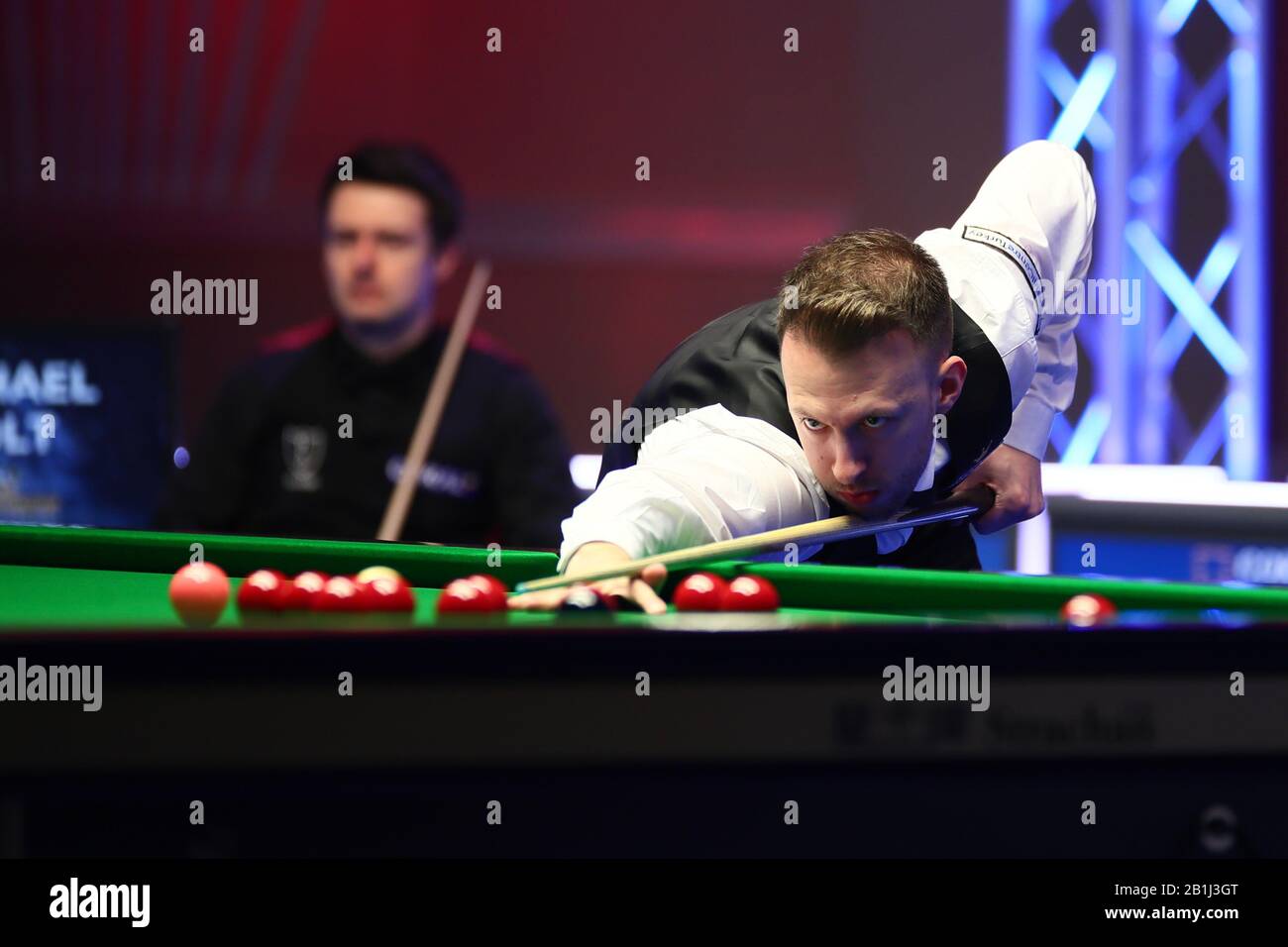 Judd Trump of England ha girato Michael Holt of England al primo round del 2020 Players Championship a Southport, Regno Unito, 25 febbraio 2020. Judd Trump d'Inghilterra sconfisse Michael Holt d'Inghilterra con 6-3. Foto Stock