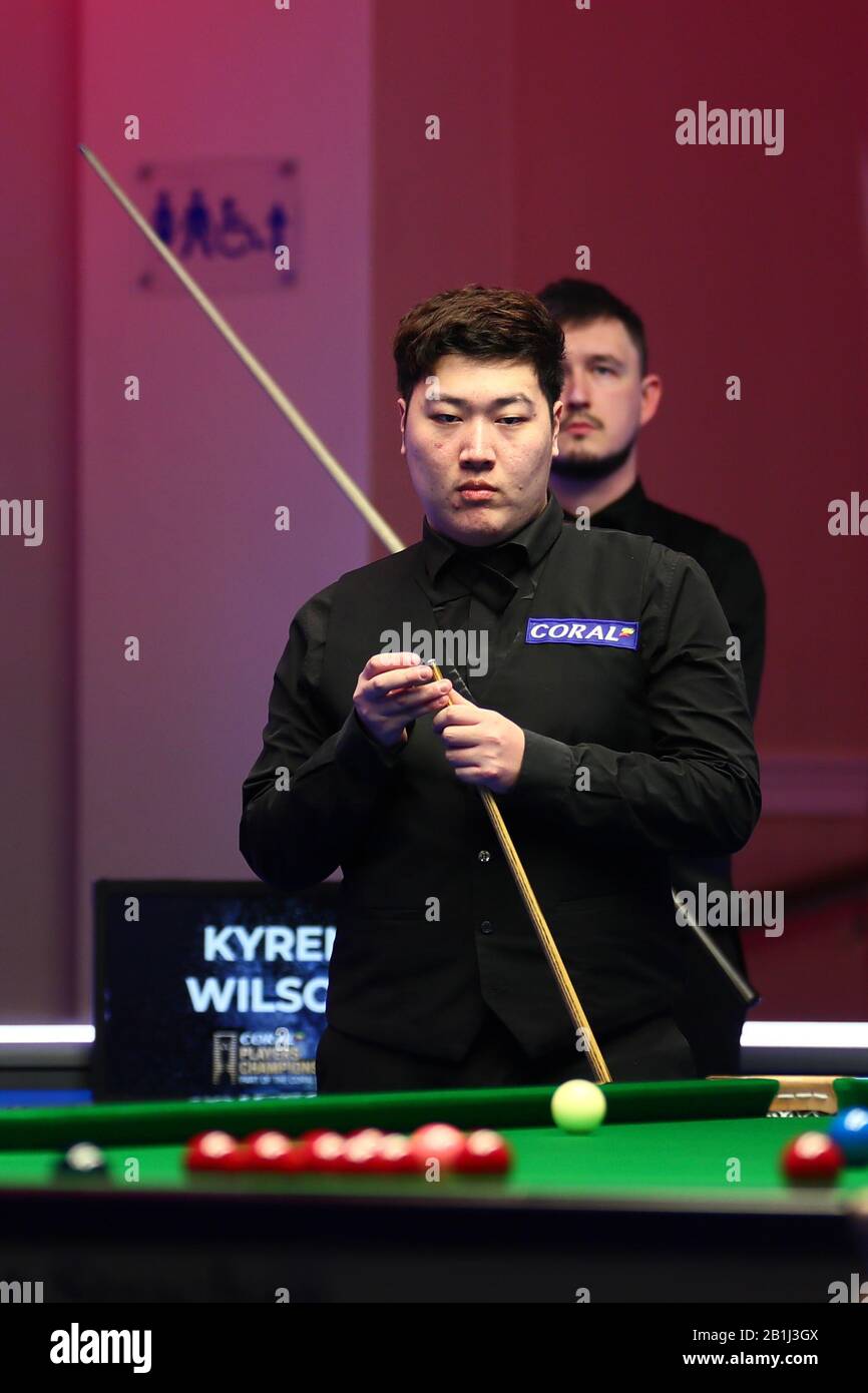 Yan Bingtao della Cina considera un colpo a Kyren Wilson d'Inghilterra al primo round del 2020 Players Championship a Southport, Regno Unito, 25 febbraio 2020. Yan Bingtao della Cina sconfisse Kyren Wilson dell'Inghilterra con 6-2. Foto Stock