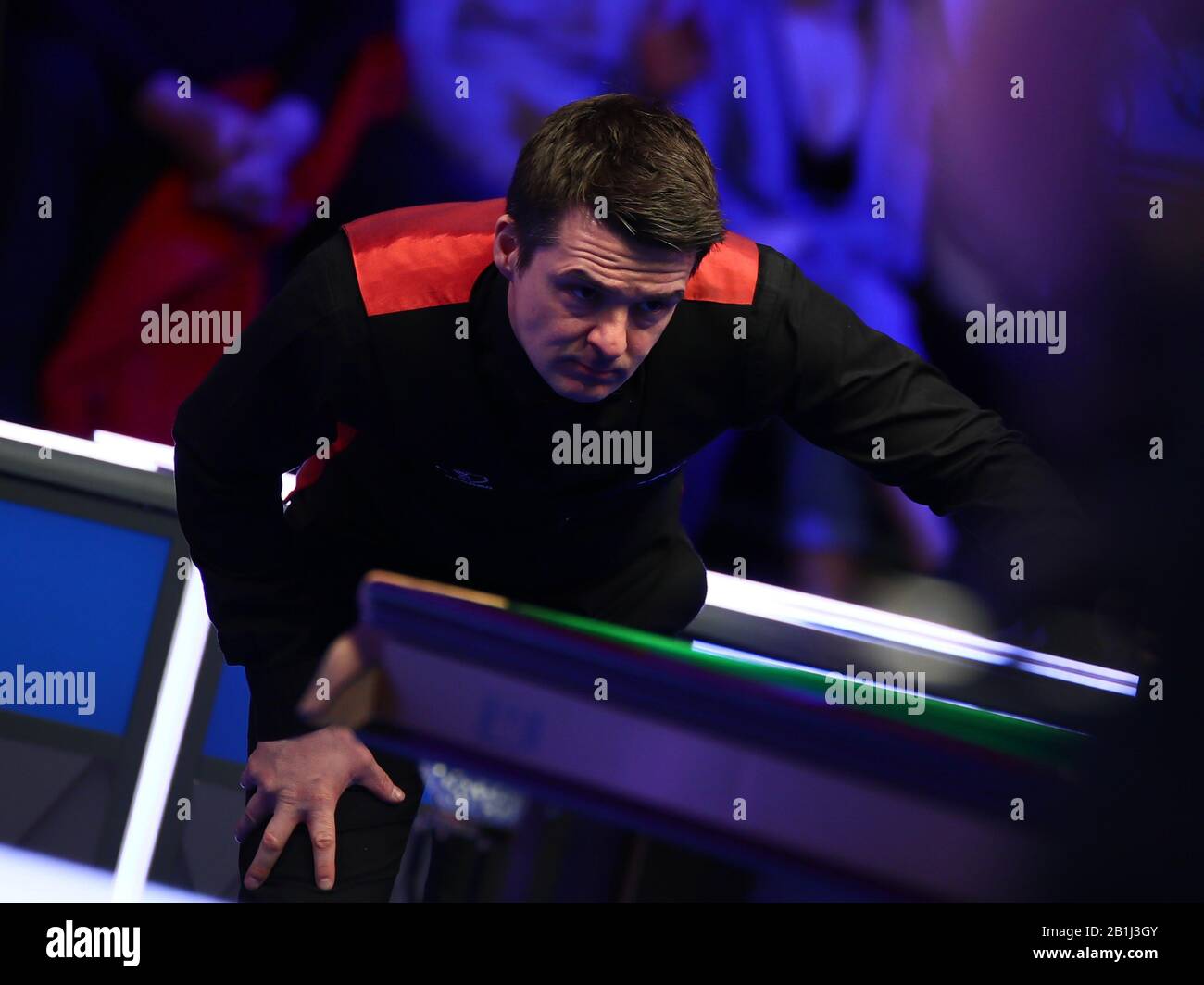 Michael Holt d'Inghilterra considera un colpo a Judd Trump d'Inghilterra al primo round del 2020 Players Championship a Southport, Regno Unito, 25 febbraio 2020. Judd Trump d'Inghilterra sconfisse Michael Holt d'Inghilterra con 6-3. Foto Stock