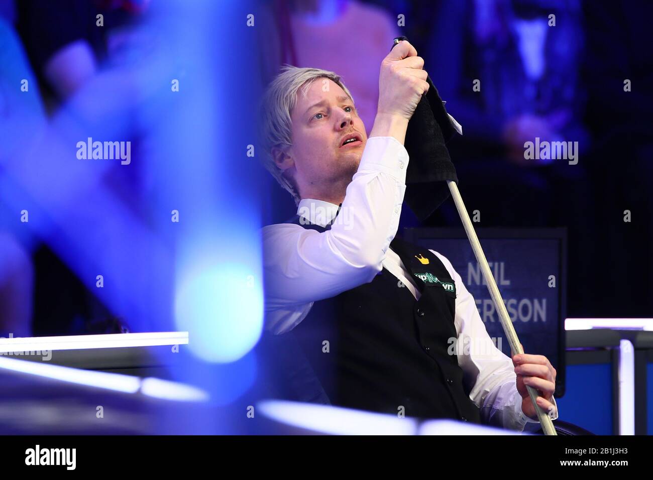 Neil Robertson of Australia considera un colpo a Joe Perry of England al primo round del 2020 Players Championship a Southport, Regno Unito, 25 febbraio 2020. Joe Perry d'Inghilterra sconfisse Neil Robertson d'Australia con 6-4. Foto Stock