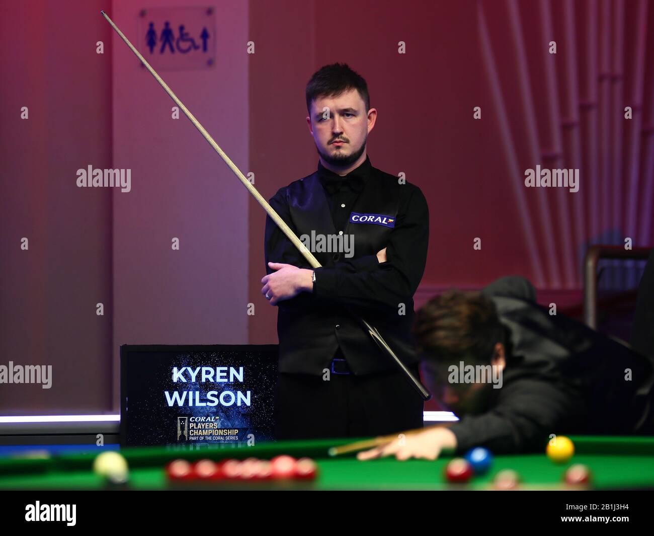 Kyren Wilson d'Inghilterra considera un colpo a Yan Bingtao della Cina al primo round del 2020 Players Championship a Southport, Regno Unito, 25 febbraio 2020. Yan Bingtao della Cina sconfisse Kyren Wilson dell'Inghilterra con 6-2. Foto Stock
