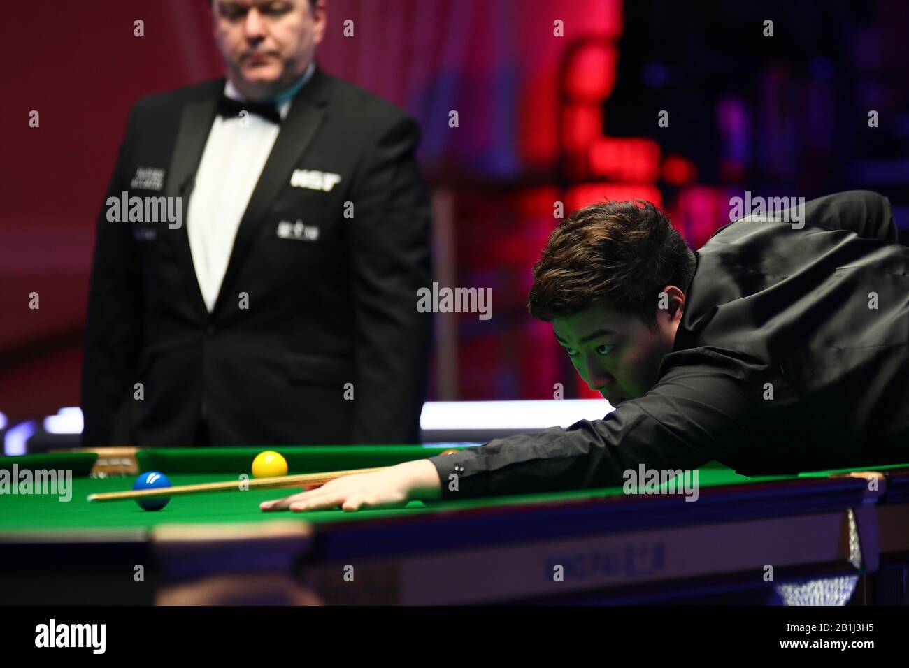 Yan Bingtao of China ha girato Kyren Wilson in Inghilterra al primo round del 2020 Players Championship a Southport, Regno Unito, 25 febbraio 2020. Yan Bingtao della Cina sconfisse Kyren Wilson dell'Inghilterra con 6-2. Foto Stock