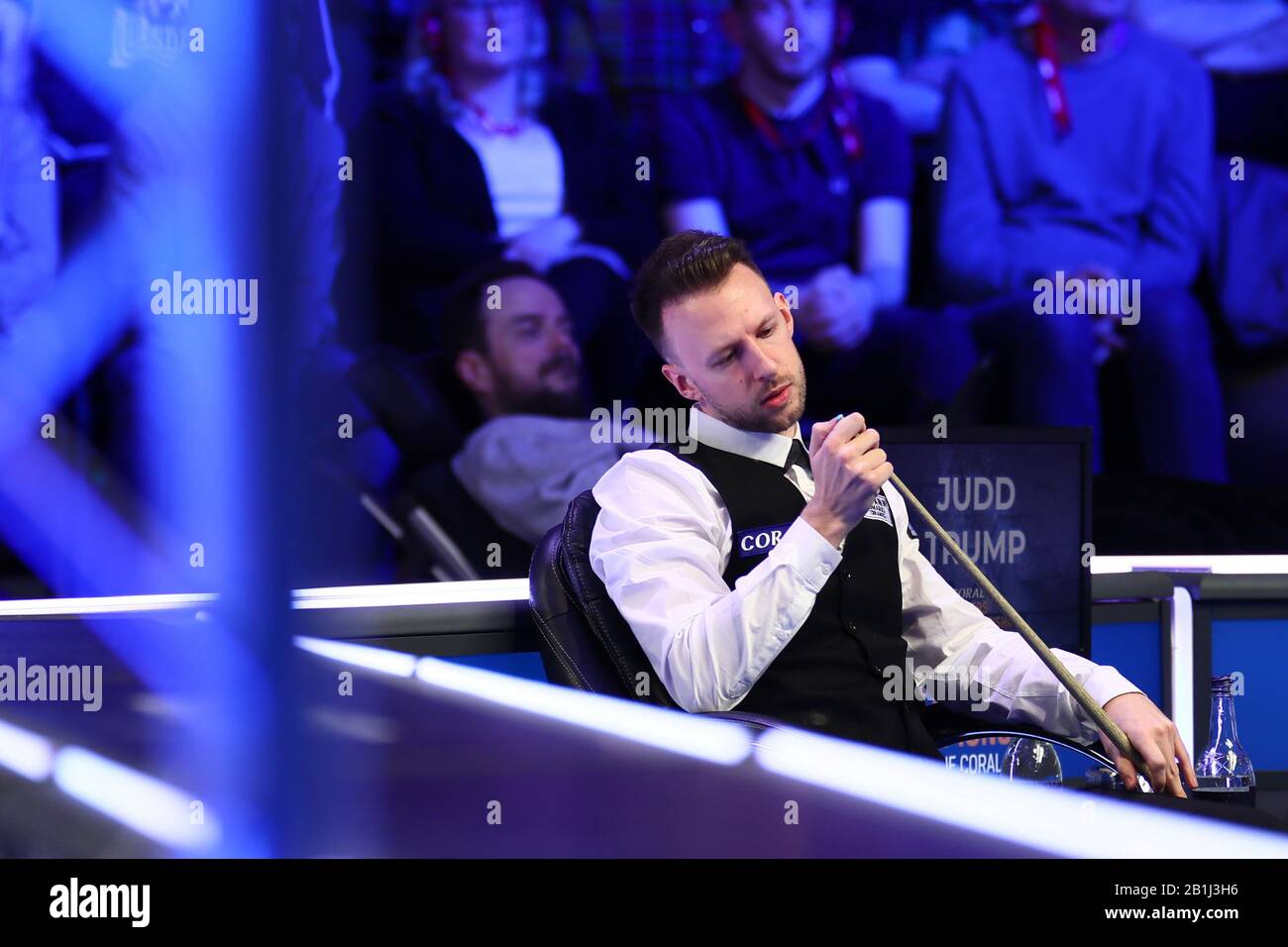 Judd Trump of England considera un colpo a Michael Holt of England al primo round del 2020 Players Championship a Southport, Regno Unito, 25 febbraio 2020. Judd Trump d'Inghilterra sconfisse Michael Holt d'Inghilterra con 6-3. Foto Stock