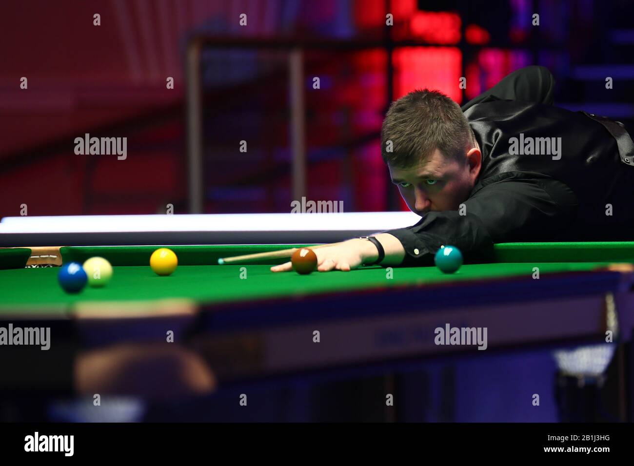 Kyren Wilson of England gioca un colpo a Yan Bingtao of China al primo round del 2020 Players Championship a Southport, Regno Unito, 25 febbraio 2020. Yan Bingtao della Cina sconfisse Kyren Wilson dell'Inghilterra con 6-2. Foto Stock