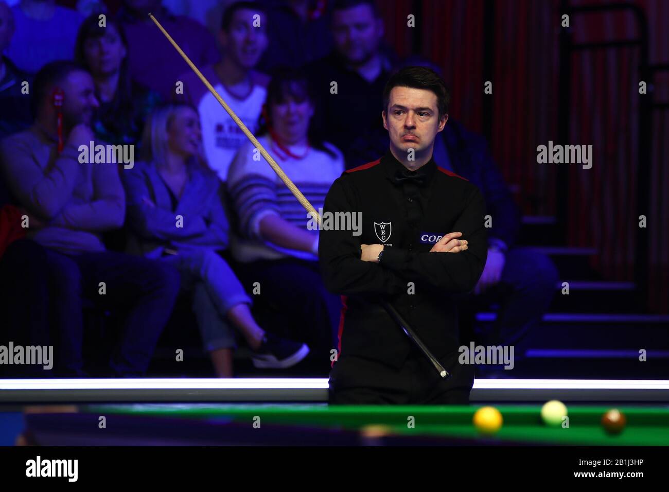 Michael Holt d'Inghilterra considera un colpo a Judd Trump d'Inghilterra al primo round del 2020 Players Championship a Southport, Regno Unito, 25 febbraio 2020. Judd Trump d'Inghilterra sconfisse Michael Holt d'Inghilterra con 6-3. Foto Stock