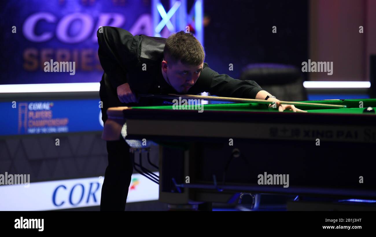 Kyren Wilson of England gioca un colpo a Yan Bingtao of China al primo round del 2020 Players Championship a Southport, Regno Unito, 25 febbraio 2020. Yan Bingtao della Cina sconfisse Kyren Wilson dell'Inghilterra con 6-2. Foto Stock