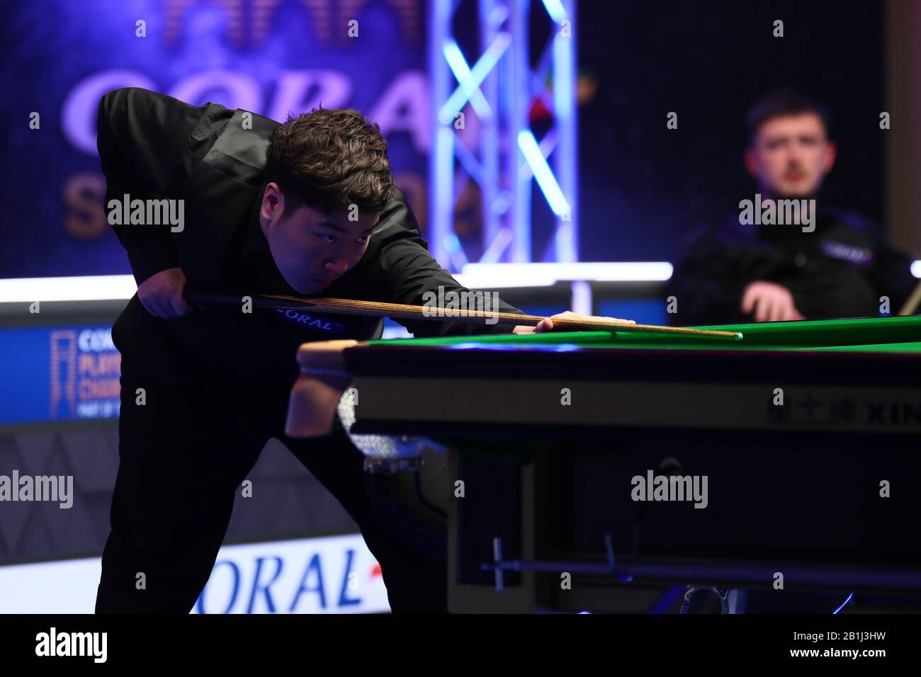 Yan Bingtao of China ha girato Kyren Wilson in Inghilterra al primo round del 2020 Players Championship a Southport, Regno Unito, 25 febbraio 2020. Yan Bingtao della Cina sconfisse Kyren Wilson dell'Inghilterra con 6-2. Foto Stock
