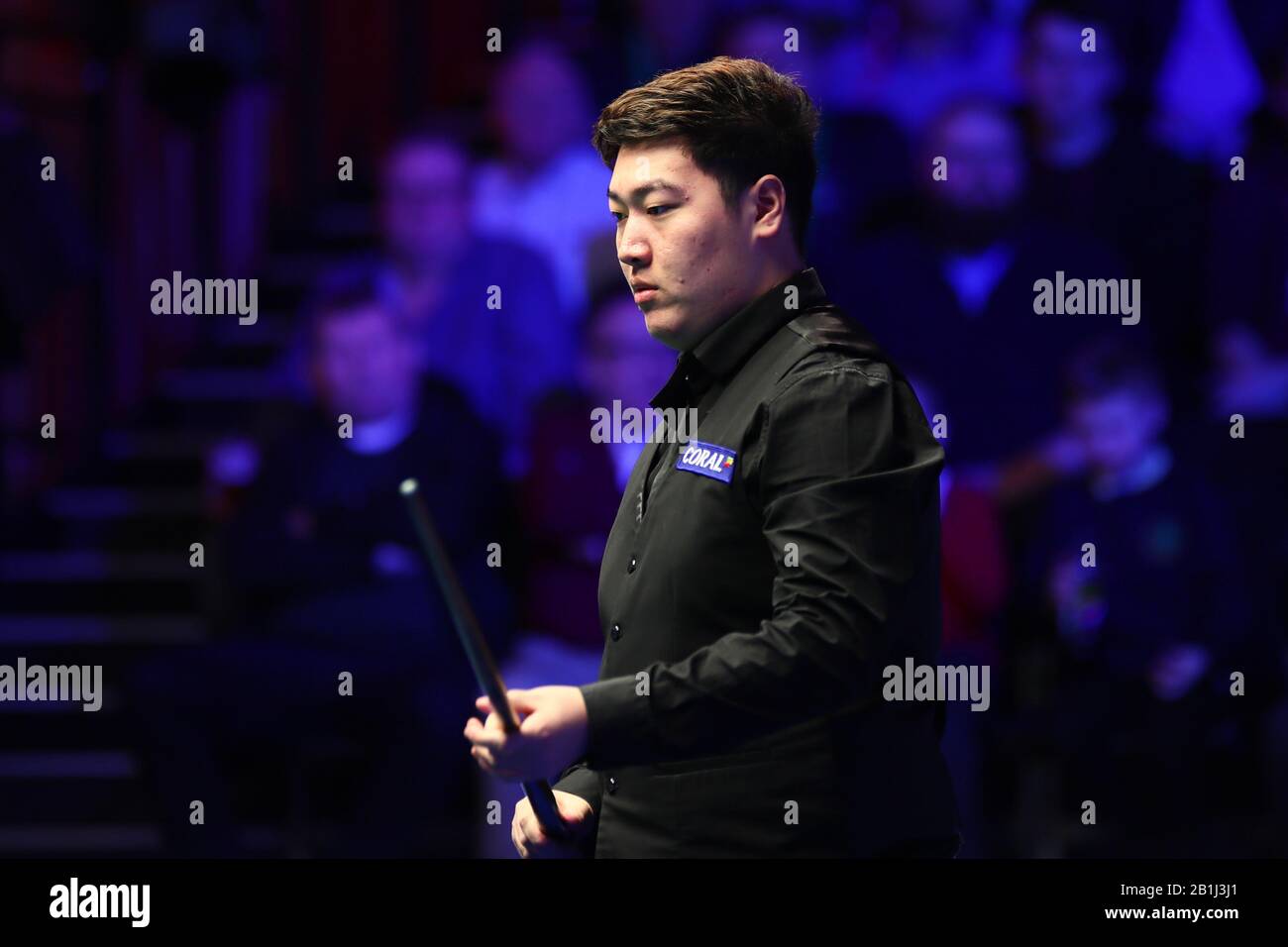 Yan Bingtao della Cina considera un colpo a Kyren Wilson d'Inghilterra al primo round del 2020 Players Championship a Southport, Regno Unito, 25 febbraio 2020. Yan Bingtao della Cina sconfisse Kyren Wilson dell'Inghilterra con 6-2. Foto Stock