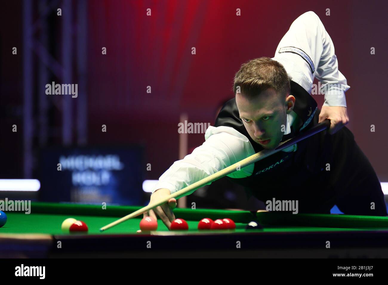 Judd Trump of England ha girato Michael Holt of England al primo round del 2020 Players Championship a Southport, Regno Unito, 25 febbraio 2020. Judd Trump d'Inghilterra sconfisse Michael Holt d'Inghilterra con 6-3. Foto Stock