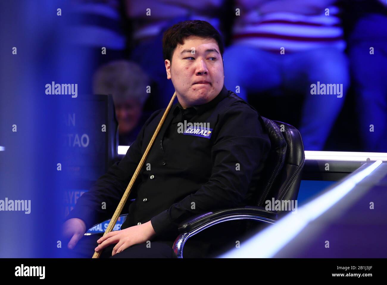 Yan Bingtao della Cina considera un colpo a Kyren Wilson d'Inghilterra al primo round del 2020 Players Championship a Southport, Regno Unito, 25 febbraio 2020. Yan Bingtao della Cina sconfisse Kyren Wilson dell'Inghilterra con 6-2. Foto Stock