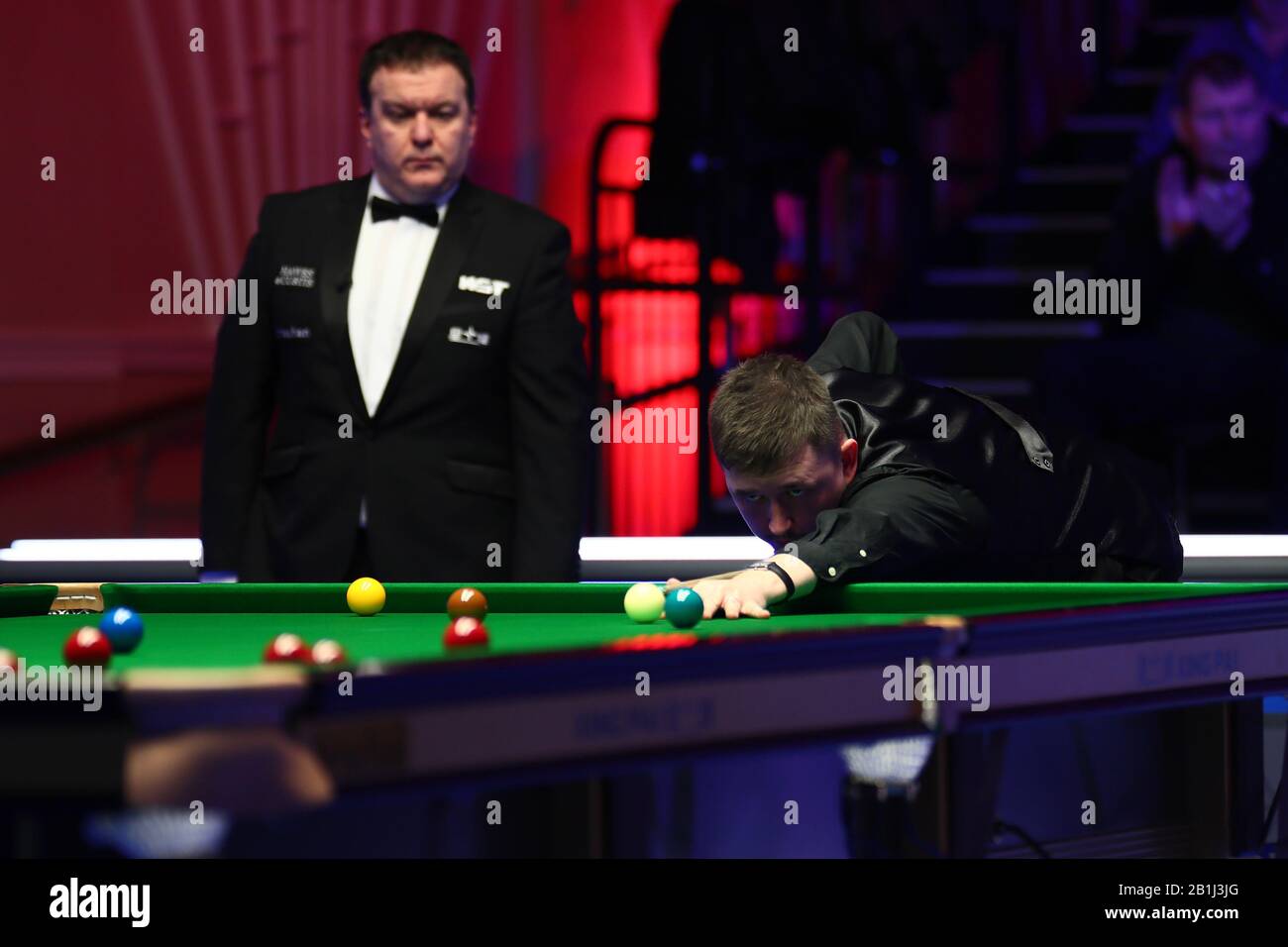 Kyren Wilson of England gioca un colpo a Yan Bingtao of China al primo round del 2020 Players Championship a Southport, Regno Unito, 25 febbraio 2020. Yan Bingtao della Cina sconfisse Kyren Wilson dell'Inghilterra con 6-2. Foto Stock