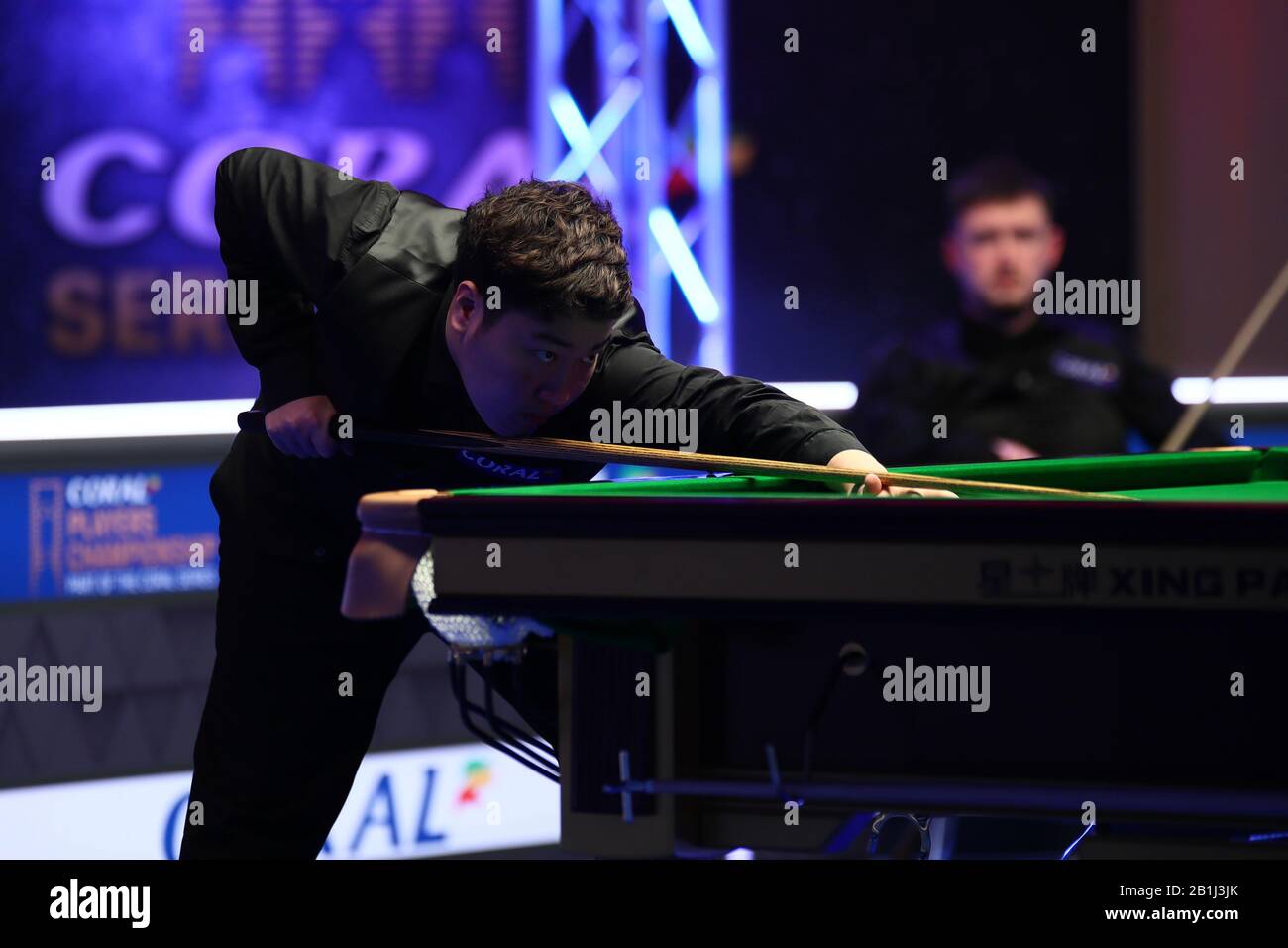 Yan Bingtao of China ha girato Kyren Wilson in Inghilterra al primo round del 2020 Players Championship a Southport, Regno Unito, 25 febbraio 2020. Yan Bingtao della Cina sconfisse Kyren Wilson dell'Inghilterra con 6-2. Foto Stock