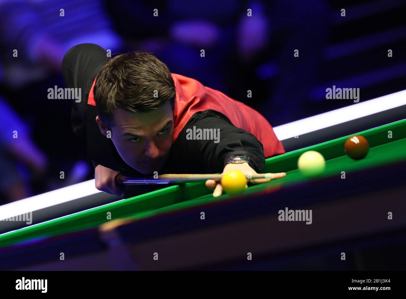 Michael Holt of England ha girato Judd Trump of England al primo round del 2020 Players Championship a Southport, Regno Unito, 25 febbraio 2020. Judd Trump d'Inghilterra sconfisse Michael Holt d'Inghilterra con 6-3. Foto Stock
