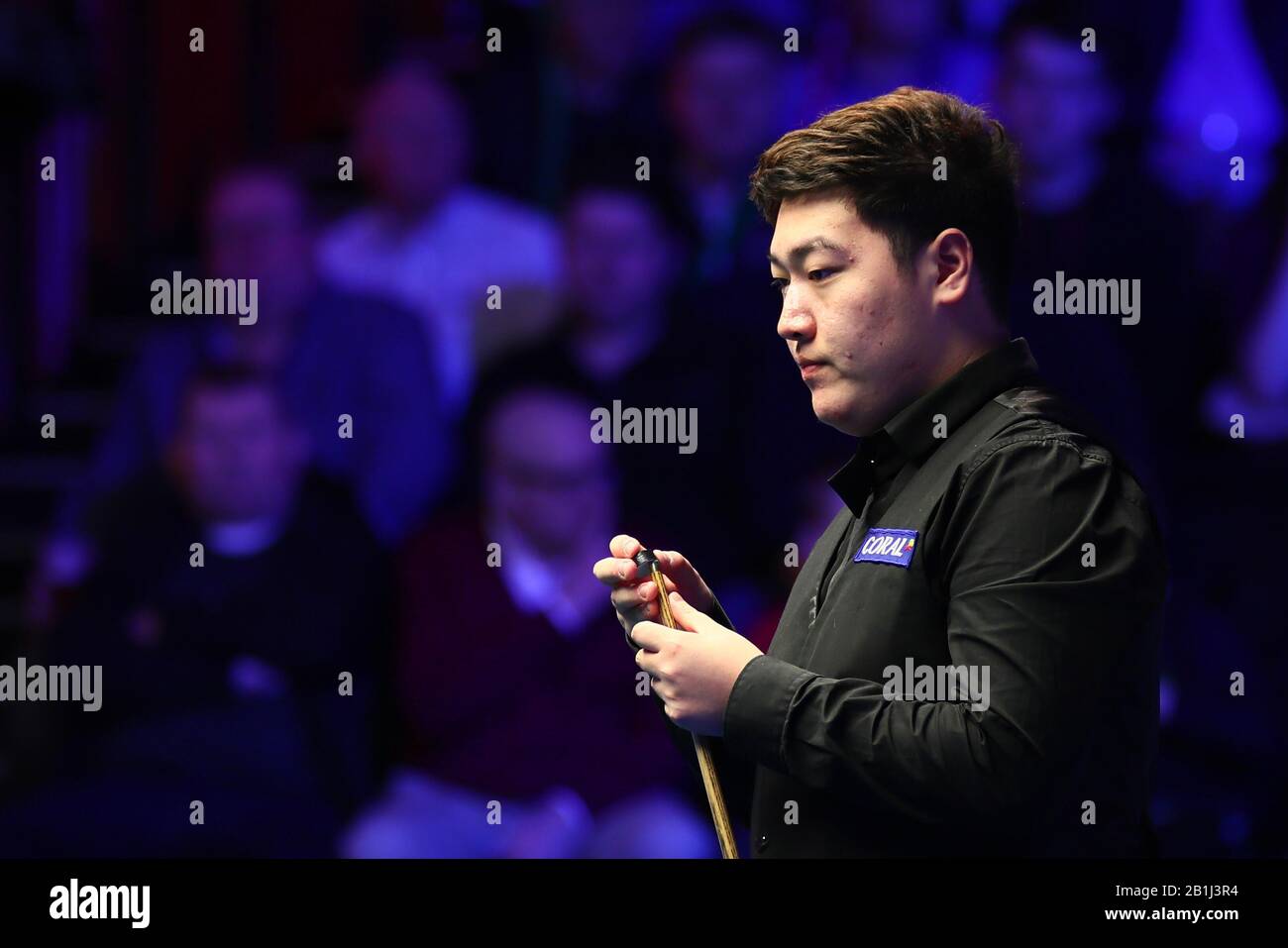 Yan Bingtao della Cina considera un colpo a Kyren Wilson d'Inghilterra al primo round del 2020 Players Championship a Southport, Regno Unito, 25 febbraio 2020. Yan Bingtao della Cina sconfisse Kyren Wilson dell'Inghilterra con 6-2. Foto Stock