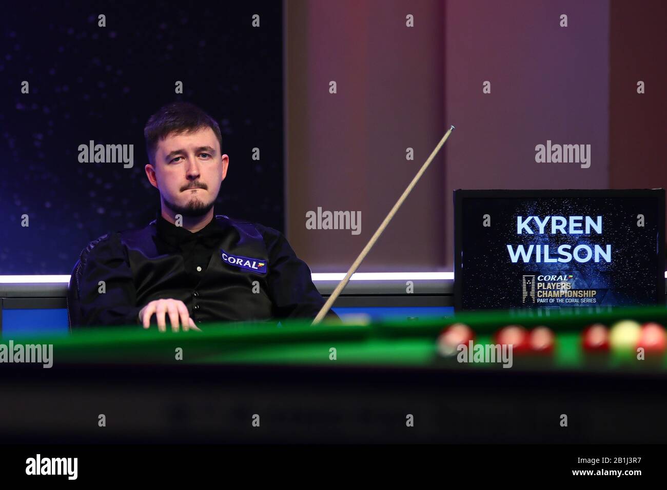 Kyren Wilson d'Inghilterra considera un colpo a Yan Bingtao della Cina al primo round del 2020 Players Championship a Southport, Regno Unito, 25 febbraio 2020. Yan Bingtao della Cina sconfisse Kyren Wilson dell'Inghilterra con 6-2. Foto Stock