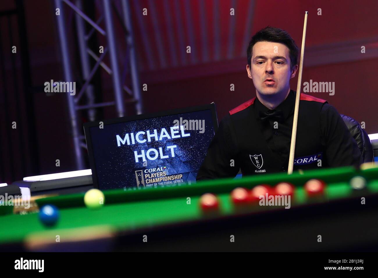 Michael Holt d'Inghilterra considera un colpo a Judd Trump d'Inghilterra al primo round del 2020 Players Championship a Southport, Regno Unito, 25 febbraio 2020. Judd Trump d'Inghilterra sconfisse Michael Holt d'Inghilterra con 6-3. Foto Stock