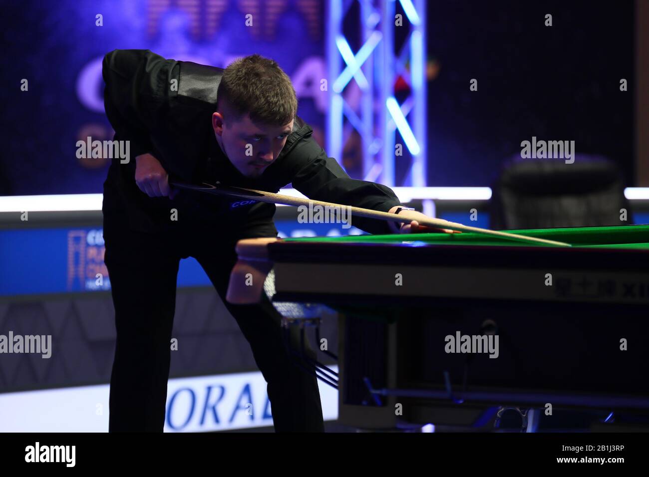 Kyren Wilson of England gioca un colpo a Yan Bingtao of China al primo round del 2020 Players Championship a Southport, Regno Unito, 25 febbraio 2020. Yan Bingtao della Cina sconfisse Kyren Wilson dell'Inghilterra con 6-2. Foto Stock