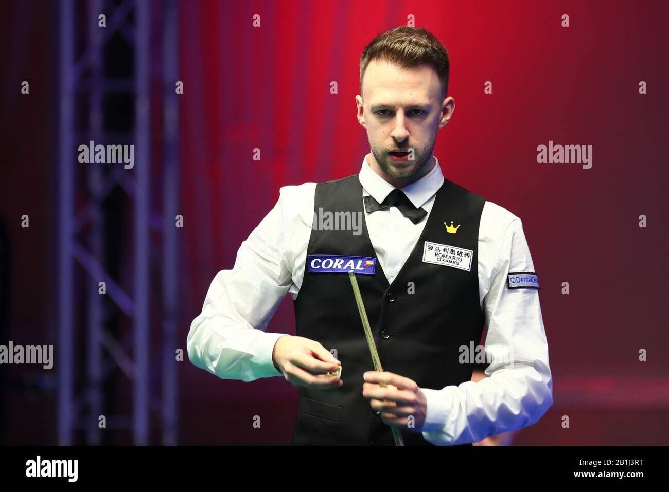 Judd Trump of England considera un colpo a Michael Holt of England al primo round del 2020 Players Championship a Southport, Regno Unito, 25 febbraio 2020. Judd Trump d'Inghilterra sconfisse Michael Holt d'Inghilterra con 6-3. Foto Stock