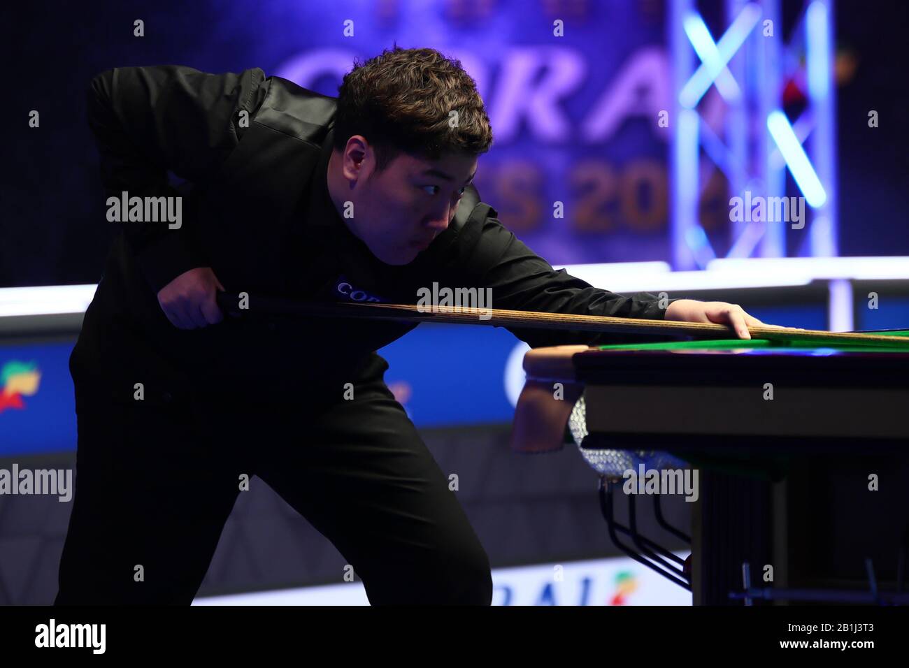 Yan Bingtao of China ha girato Kyren Wilson in Inghilterra al primo round del 2020 Players Championship a Southport, Regno Unito, 25 febbraio 2020. Yan Bingtao della Cina sconfisse Kyren Wilson dell'Inghilterra con 6-2. Foto Stock