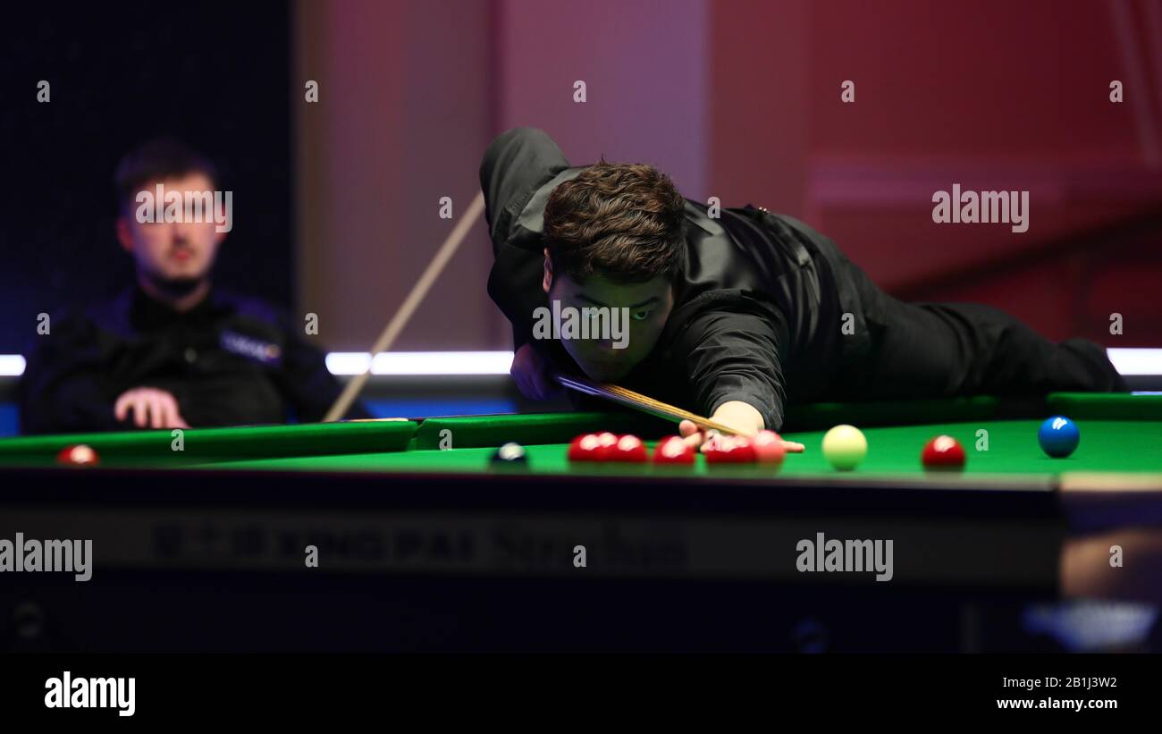 Yan Bingtao of China ha girato Kyren Wilson in Inghilterra al primo round del 2020 Players Championship a Southport, Regno Unito, 25 febbraio 2020. Yan Bingtao della Cina sconfisse Kyren Wilson dell'Inghilterra con 6-2. Foto Stock