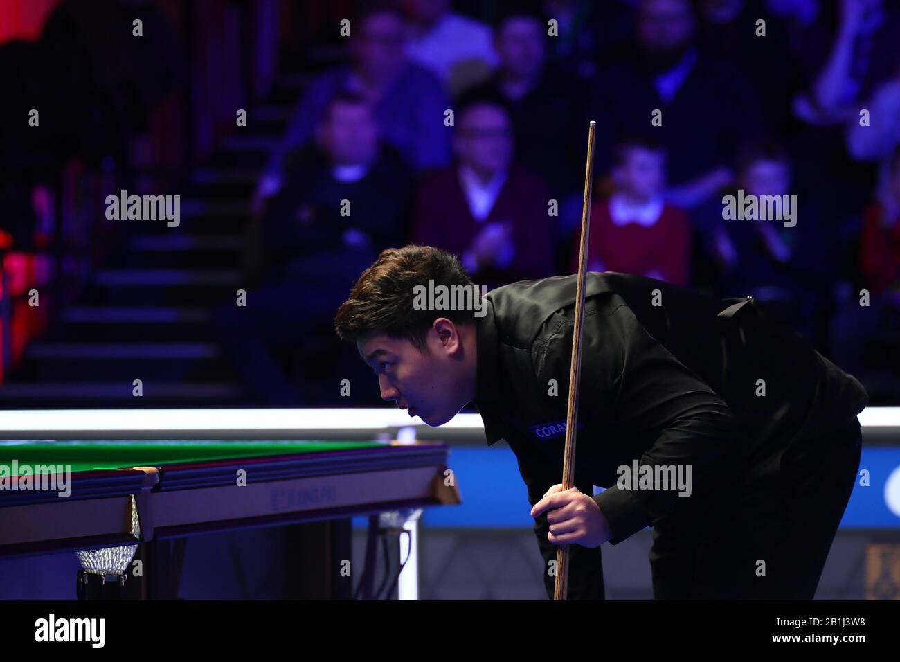 Yan Bingtao della Cina considera un colpo a Kyren Wilson d'Inghilterra al primo round del 2020 Players Championship a Southport, Regno Unito, 25 febbraio 2020. Yan Bingtao della Cina sconfisse Kyren Wilson dell'Inghilterra con 6-2. Foto Stock