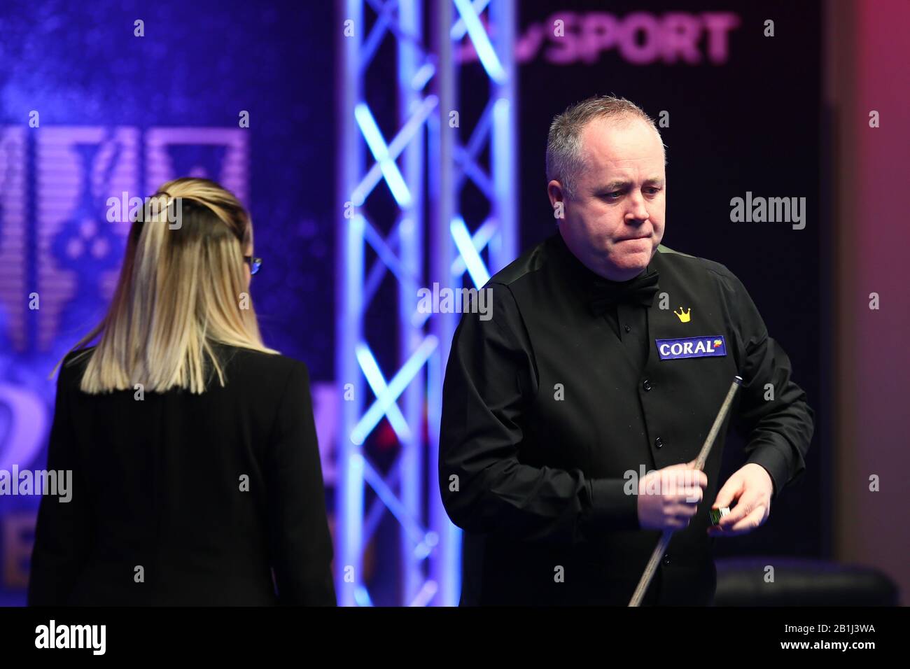 John Higgins of Scotland considera un colpo a Graeme Dott of Scotland al primo round del 2020 Players Championship a Southport, Regno Unito, 25 febbraio 2020. John Higgins of Scotland sconfisse Graeme Dott of Scotland con 6-2. Foto Stock