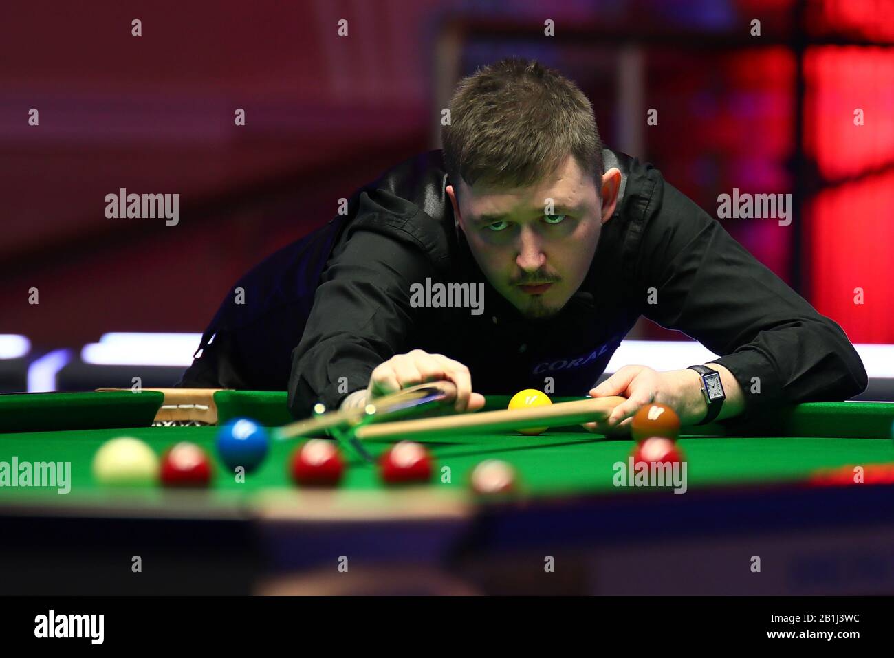 Kyren Wilson of England gioca un colpo a Yan Bingtao of China al primo round del 2020 Players Championship a Southport, Regno Unito, 25 febbraio 2020. Yan Bingtao della Cina sconfisse Kyren Wilson dell'Inghilterra con 6-2. Foto Stock
