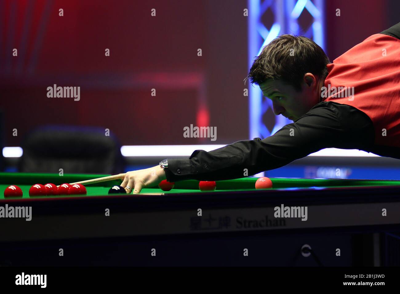 Michael Holt of England ha girato Judd Trump of England al primo round del 2020 Players Championship a Southport, Regno Unito, 25 febbraio 2020. Judd Trump d'Inghilterra sconfisse Michael Holt d'Inghilterra con 6-3. Foto Stock