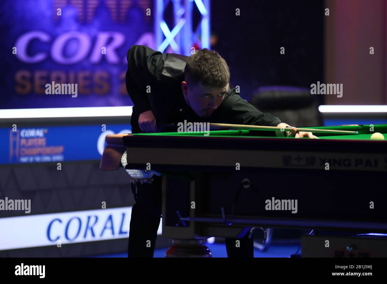 Kyren Wilson of England gioca un colpo a Yan Bingtao of China al primo round del 2020 Players Championship a Southport, Regno Unito, 25 febbraio 2020. Yan Bingtao della Cina sconfisse Kyren Wilson dell'Inghilterra con 6-2. Foto Stock