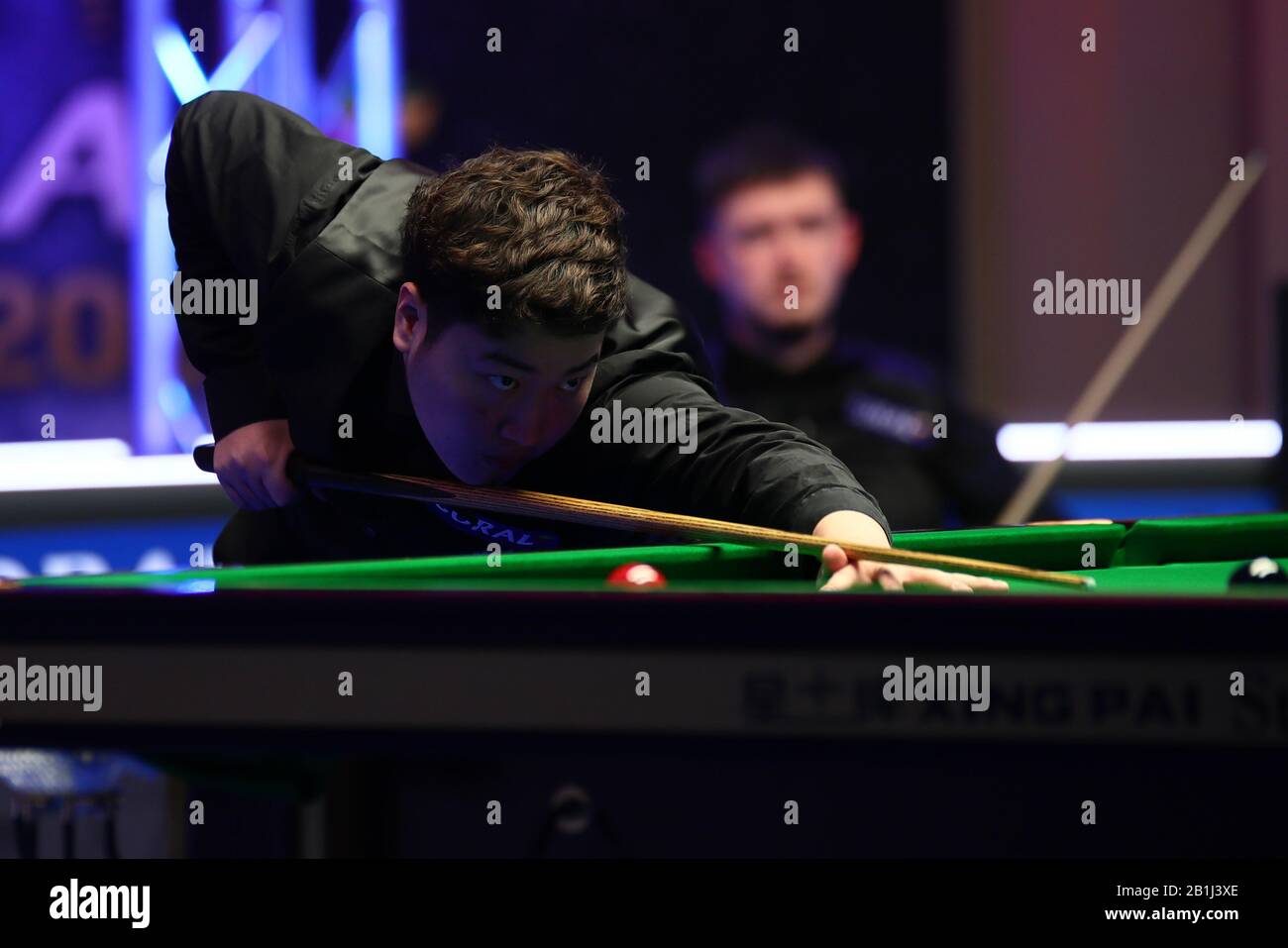 Yan Bingtao of China ha girato Kyren Wilson in Inghilterra al primo round del 2020 Players Championship a Southport, Regno Unito, 25 febbraio 2020. Yan Bingtao della Cina sconfisse Kyren Wilson dell'Inghilterra con 6-2. Foto Stock