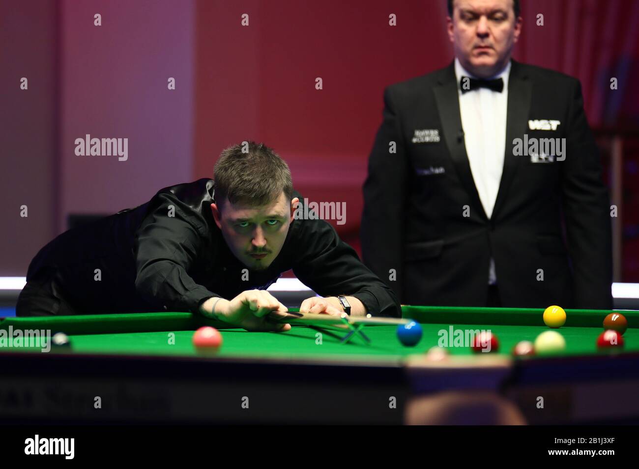 Kyren Wilson of England gioca un colpo a Yan Bingtao of China al primo round del 2020 Players Championship a Southport, Regno Unito, 25 febbraio 2020. Yan Bingtao della Cina sconfisse Kyren Wilson dell'Inghilterra con 6-2. Foto Stock