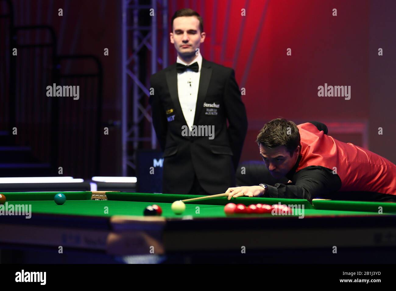 Michael Holt of England ha girato Judd Trump of England al primo round del 2020 Players Championship a Southport, Regno Unito, 25 febbraio 2020. Judd Trump d'Inghilterra sconfisse Michael Holt d'Inghilterra con 6-3. Foto Stock