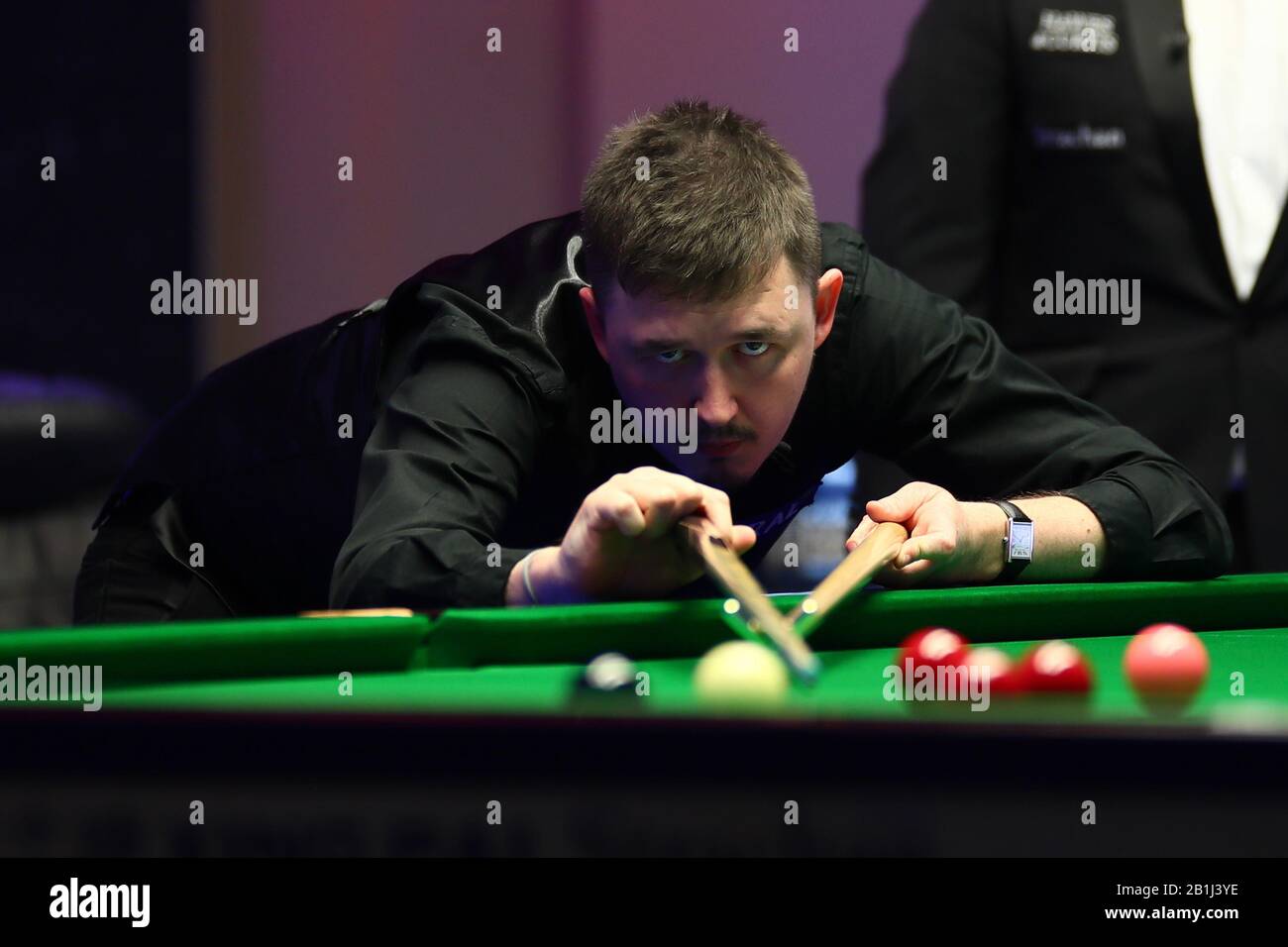 Kyren Wilson of England gioca un colpo a Yan Bingtao of China al primo round del 2020 Players Championship a Southport, Regno Unito, 25 febbraio 2020. Yan Bingtao della Cina sconfisse Kyren Wilson dell'Inghilterra con 6-2. Foto Stock