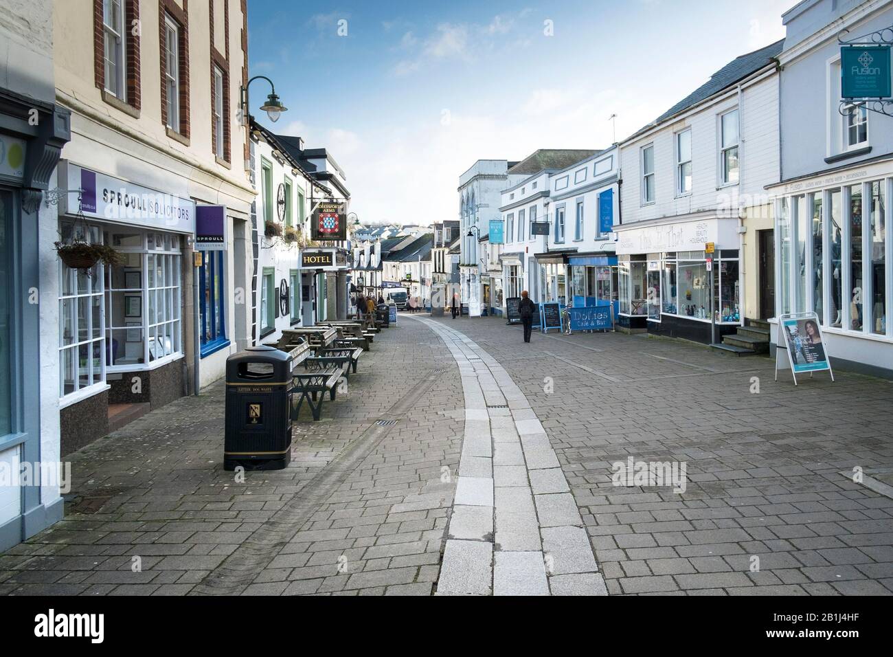 Negozi indipendenti a Molesworth Street nel centro di Wadebridge Town in Cornovaglia. Foto Stock